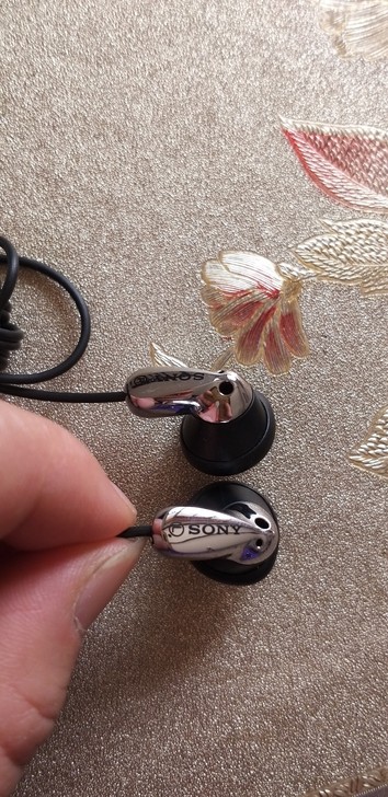 索尼耳机MDR-E8，带麦克风，成色如图，...