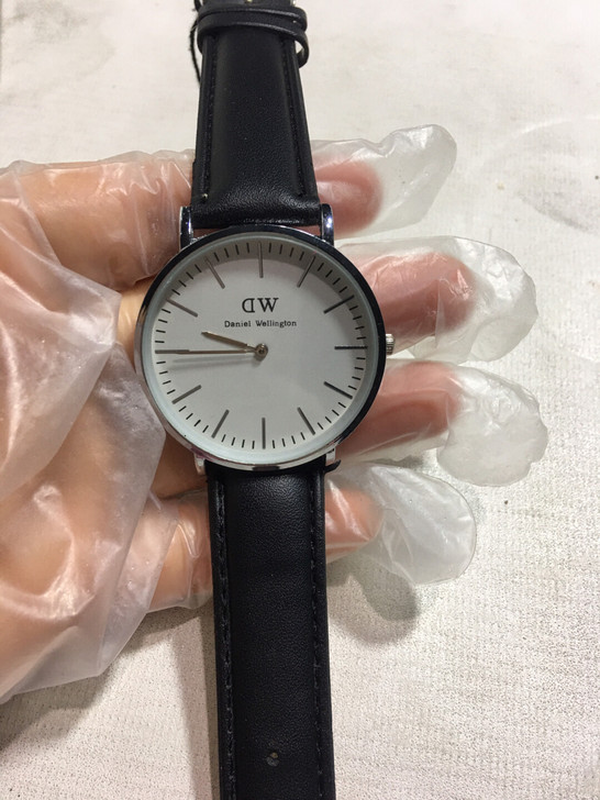 个人闲置dw手表，朋友送的不喜欢，一直放着...