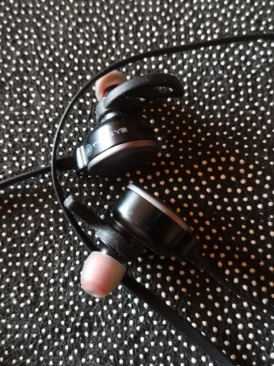 爱国者运动磁吸蓝牙耳机，正常使用，听歌接打...