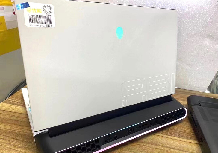 外星人Area-51M 八核i7 9700...