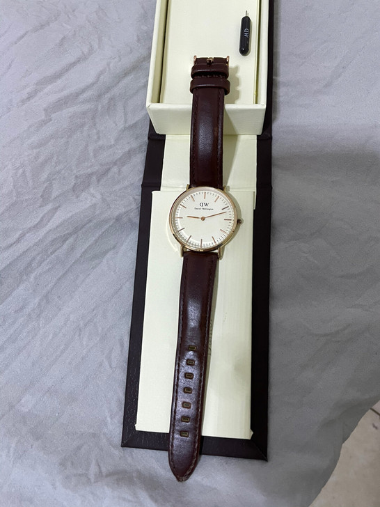 DW手表，礼盒装的，低价出