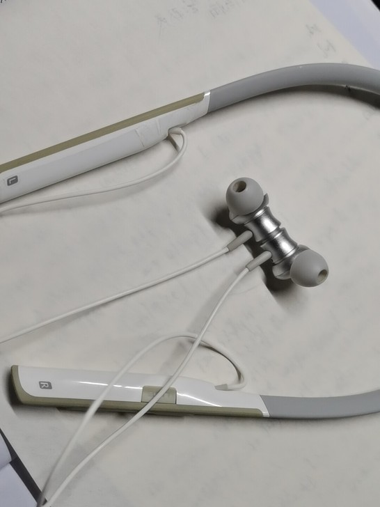 音质不错，挂脖式的。