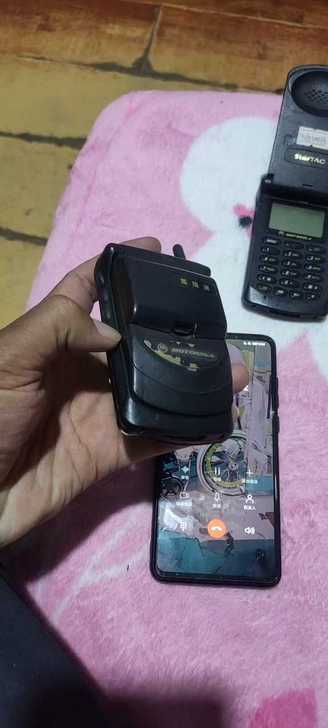 摩托罗拉两部一部完整一部没有天线指示灯不亮...