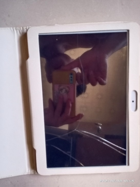 便宜出售平板，就屏幕有点裂，正常开机能插卡...