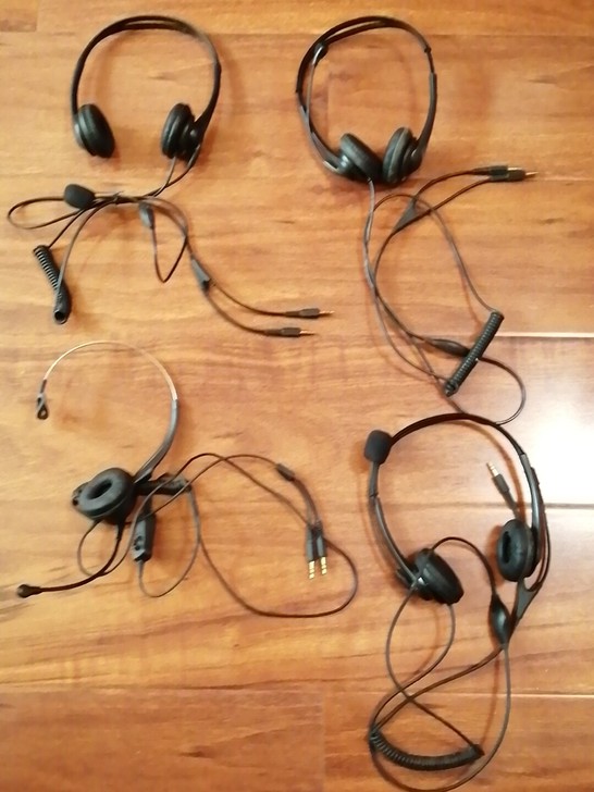 电脑耳机，有麦克风，可打电话，一共4个，打...