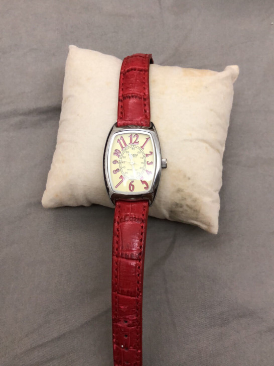 卡西欧 casio 小红表 表带有点破皮 ...