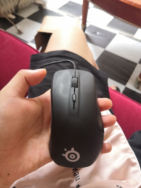 赛睿游戏有线鼠标，大手鼠标。rival 3...