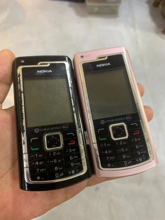 两台诺基亚N72手机机皇打包一起出，一个粉...