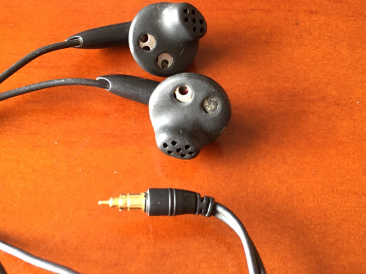 经典原装SONY索尼MDR-E136针插猪...