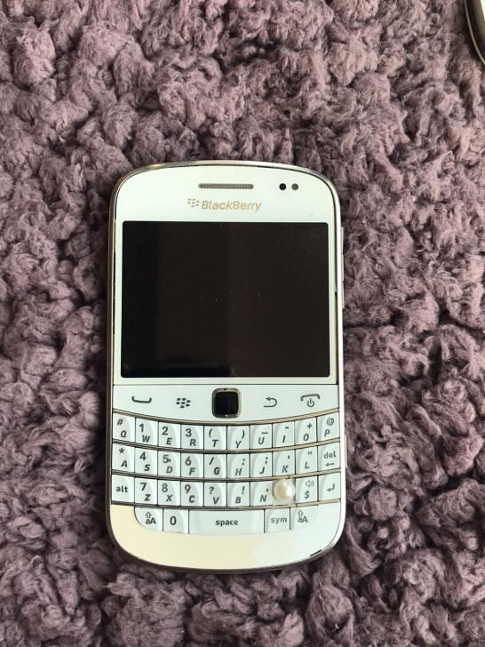 黑莓9900 ，白色，成色如图，自定义垃圾...