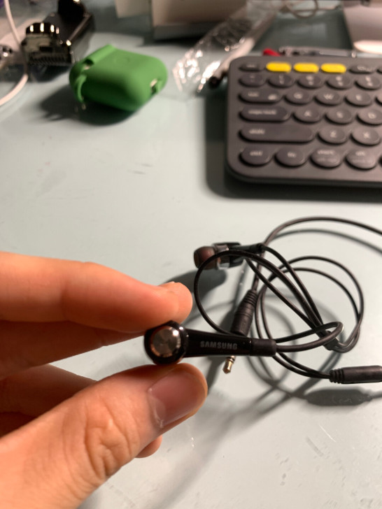 一个古董三星耳机