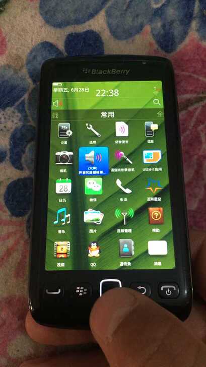 黑莓9850，备用机闲置几年了。拿出来开机...