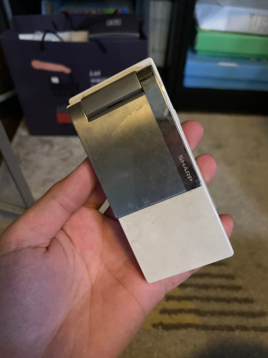 怀旧情怀、多年前超级流行的旋转翻盖夏普手机...