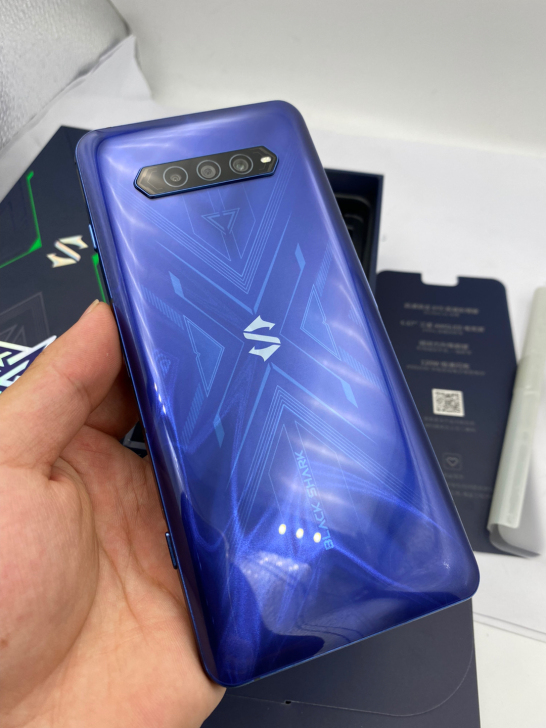 新到黑鲨4游戏手机  风暴蓝色   8+1...