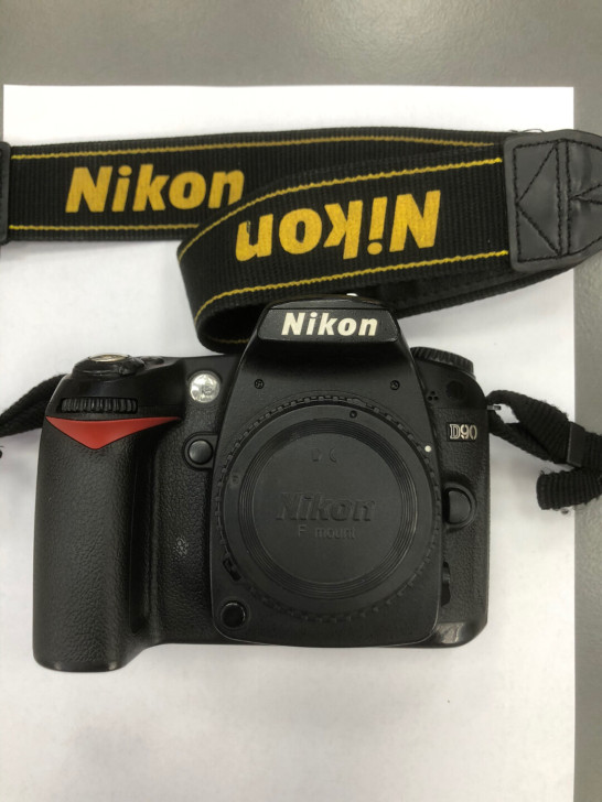 尼康D90,成色如图。国行正品。无摔无修无...