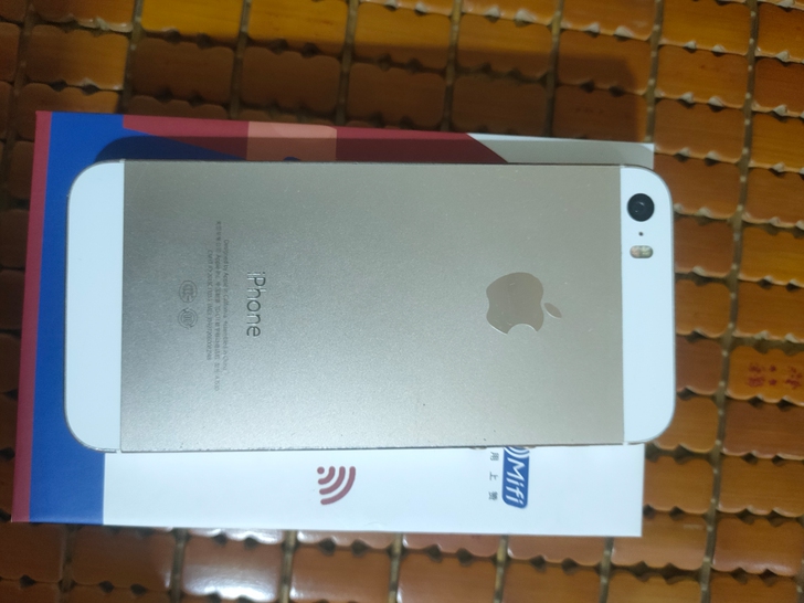 苹果5s 1530内存不知道有无ID不清楚...
