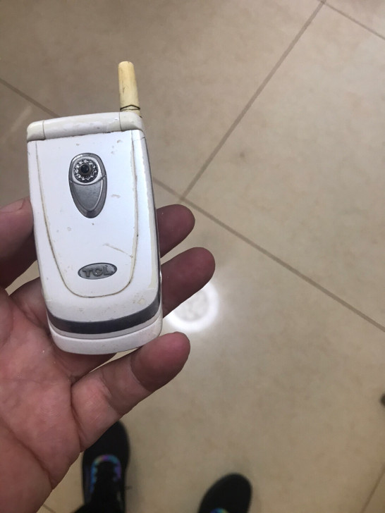 摩托罗拉反盖手机。