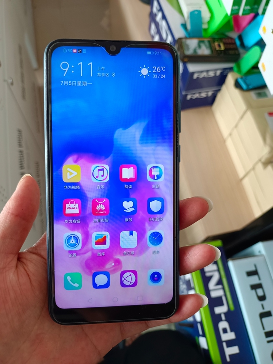 华为 畅享9e 3+64 外观还行,...