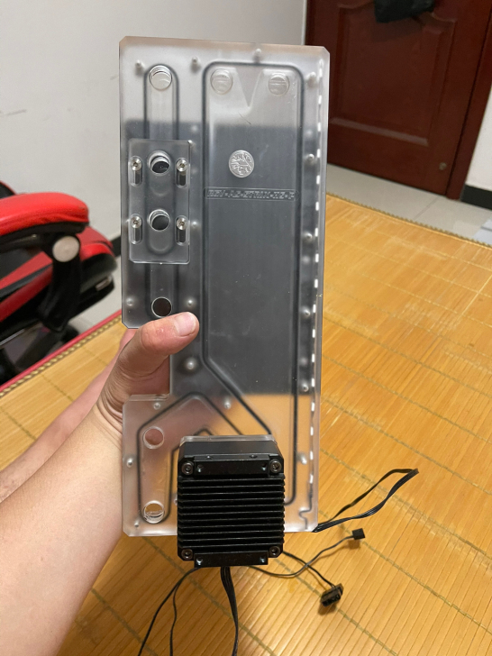 太阳神机箱的水冷板加水泵一起走，电脑刚拆下...