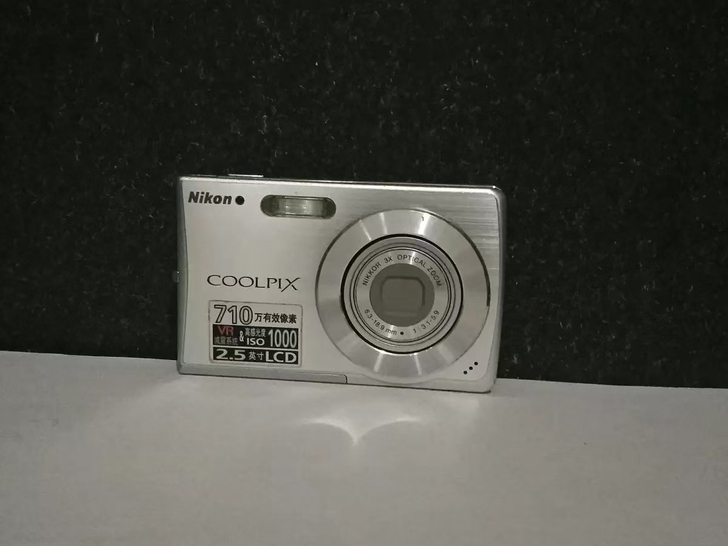 尼康s200胶片质感数位相机，700万像素。