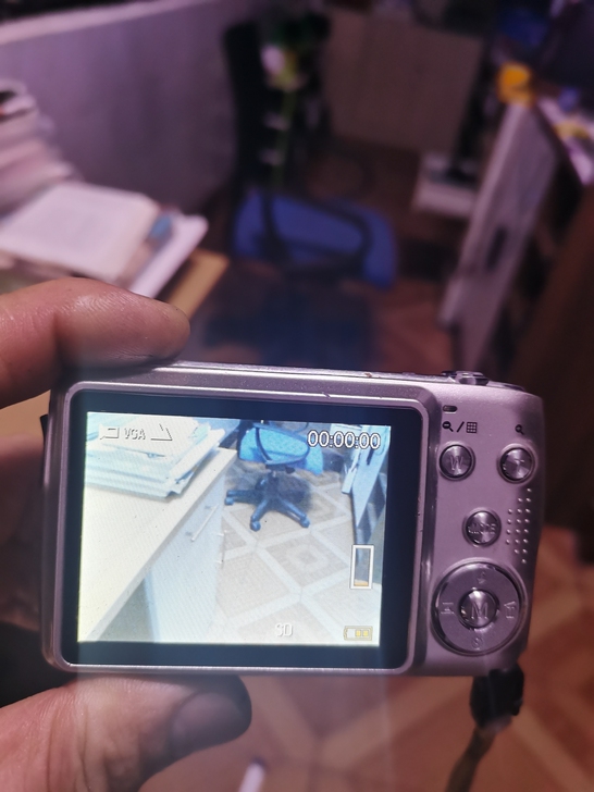 索尼数码相机，其它都正常，商标脱了，拍照时...