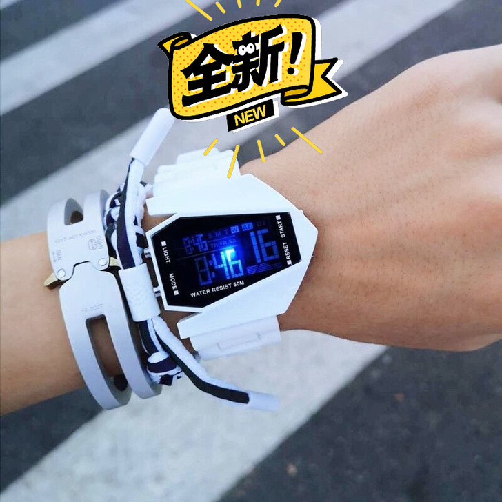 多功能潮流男女电子表全新的。配件齐全。可以...