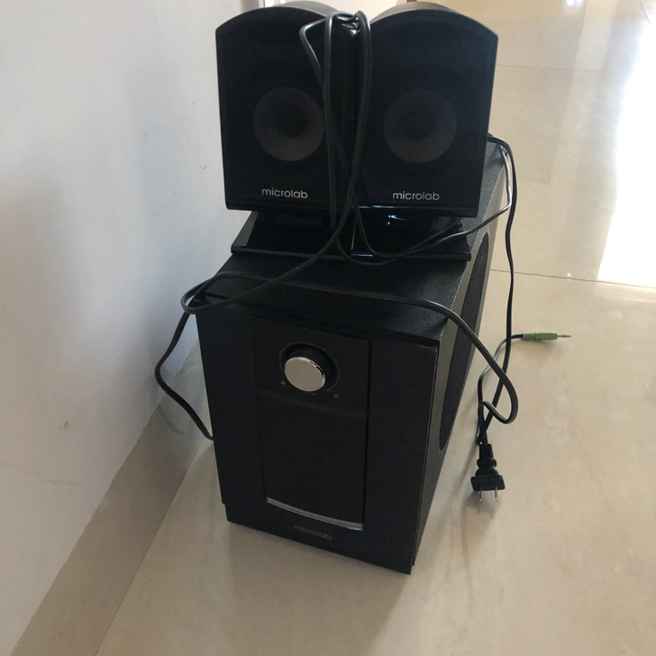 电脑音响，音质很好，两个高音中音，一个低音...