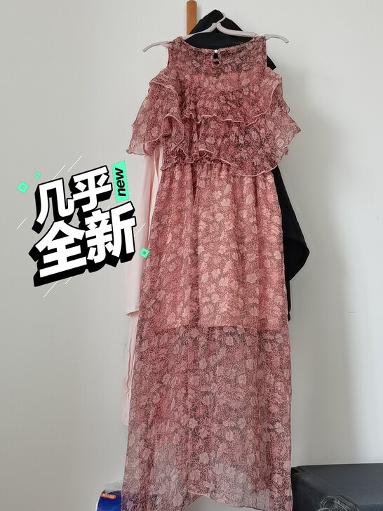 裙子十分的轻薄飘逸，穿着非常舒适，有内衬，...