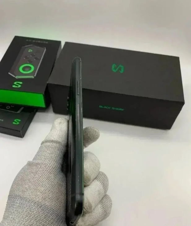 顺丰包邮。朋友的因为都买了黑鲨4，实在是用...