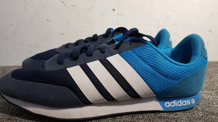 阿迪达斯品牌男款41码网鞋鞋尖有一处开胶已...