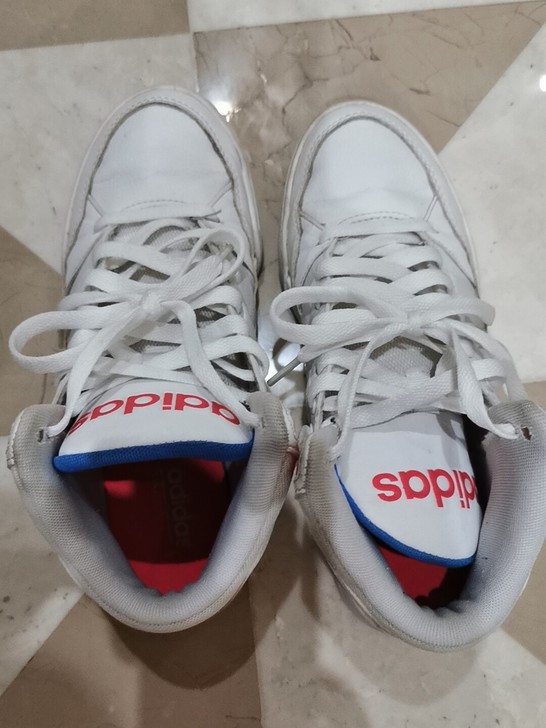 阿迪达斯运动鞋，尺码225，专柜购入，闲置...