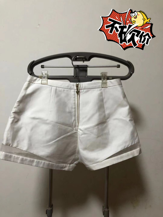 白色休闲短裤