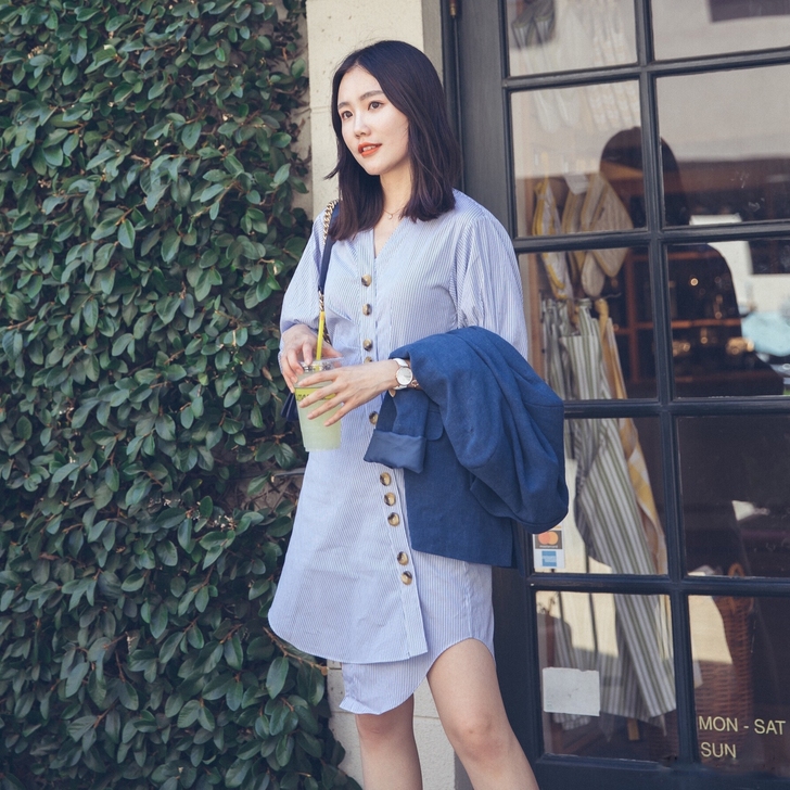 连衣裙2019新款夏不规则蓝白条纹V领收腰...