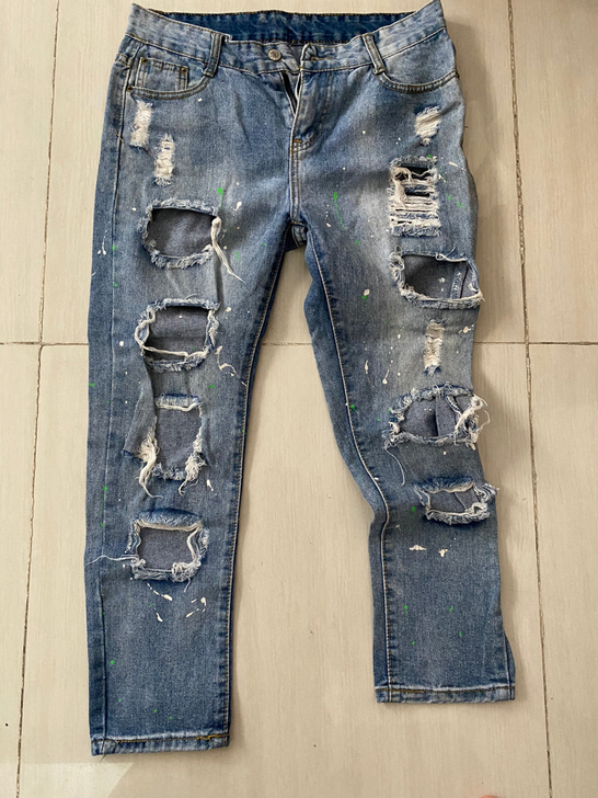 破洞洗旧牛仔裤，九成新，裤头是L码的。喜欢...