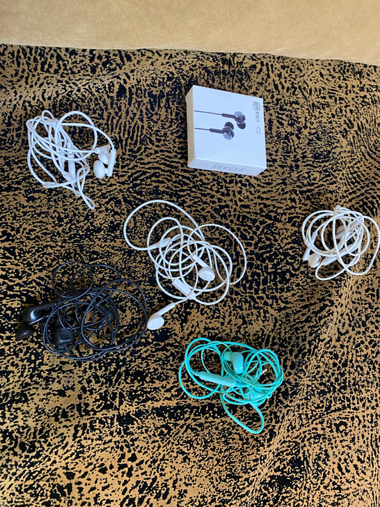 6副耳机 很新 我自己是苹果手机 家人的手...