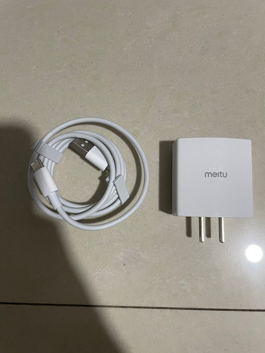 美图原装充电器,快充充电器。充电头有划痕,...