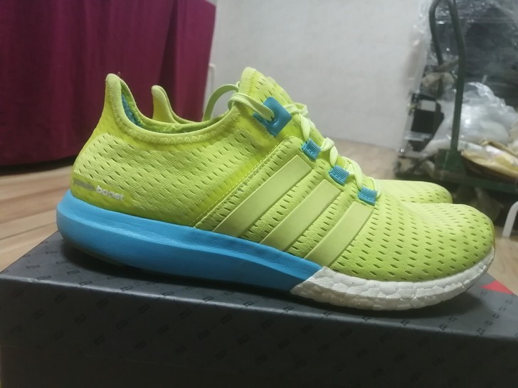 阿迪达斯Boost跑步鞋43.5码