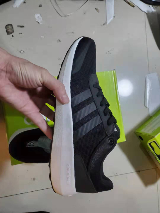 全新正品阿迪达斯网面透气男士运动鞋，44....