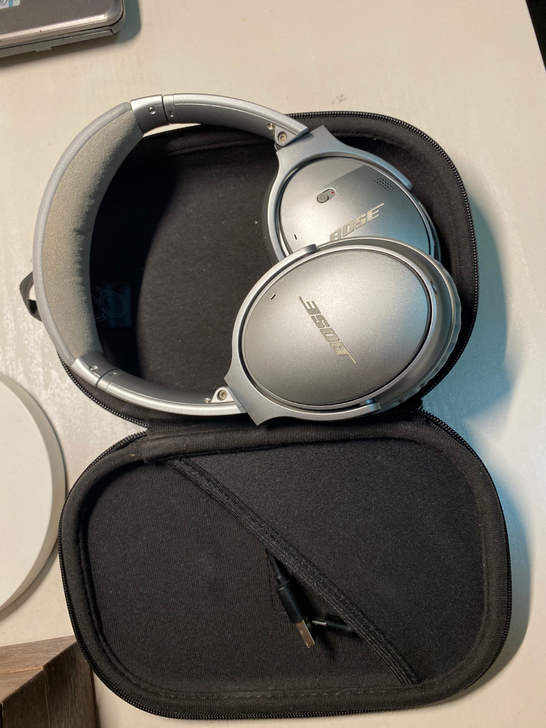 bose qc35一代。喜欢直接私聊。墨迹...