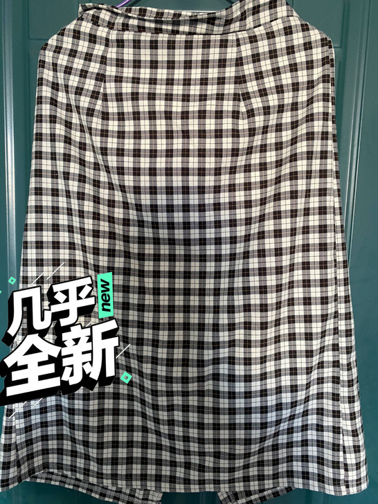 格子半身裙。腰的后面是带弹性的。可以穿到1...
