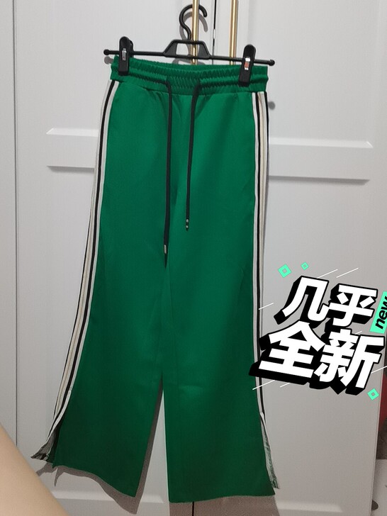 女儿的绿色运动面料直筒裤，这个颜色很正，孩...
