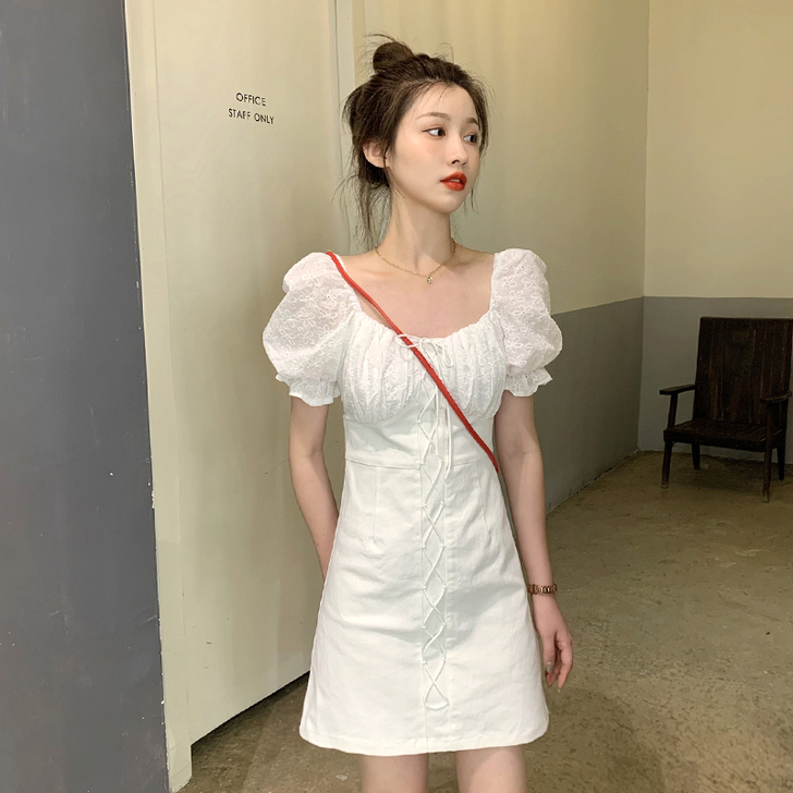 泡泡袖方领白色连衣裙女夏季2021新款超仙...