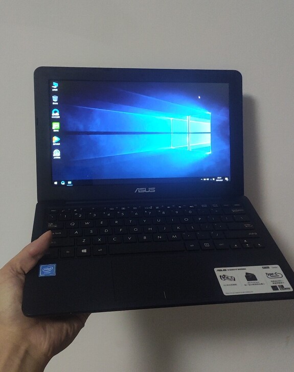 几乎全新12英寸华硕轻薄款E202S笔记本...