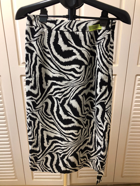 全新女生半裙长裙，薄薄的面料，有内衬，质量...