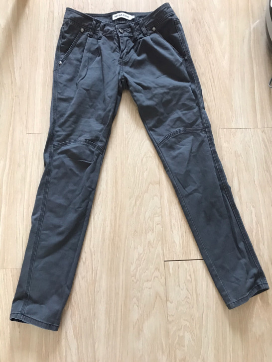 韩都衣舍，灰色裤子。