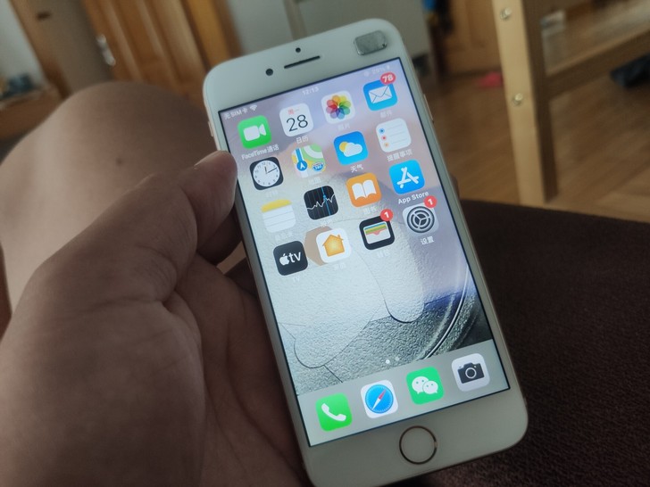 苹果8 64g 二手用了一年，摄像头抖动，...