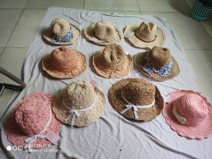 手工草帽10元一个不包邮。20元2个包邮。...
