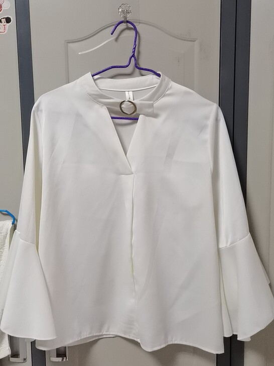 实体店买的.两年了就穿过两次.搭配在西服里...