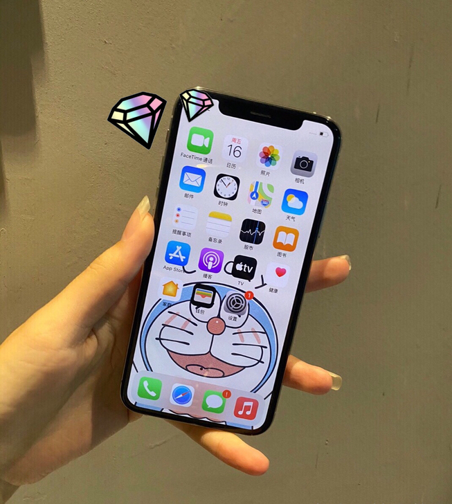 女生一手自用白色iPhone X。