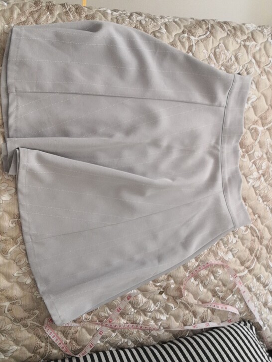 小裙子M码，腰围72，臀围不限，本人腰围有...